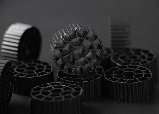 25mm X 10mm আকার প্লাস্টিক ফিল্টার মিডিয়া ভার্জিন এইচডিপিই উপাদান এমবিবিআর বায়ো বল