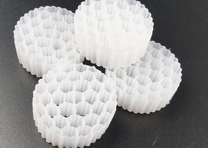 Pe38 25*4mm Hdpe Mbbr বায়ো ফিল্টার মিডিয়া সেফটি মুভিং বেড বড় পৃষ্ঠতল