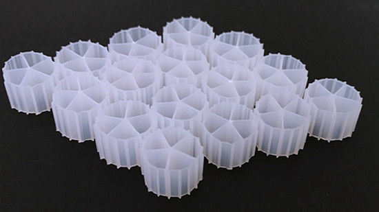 জনপ্রিয় 11 * 7 মিমি সাদা রঙ এবং কুমারী এইচডিপিই উপাদান এমবিবিআর জৈব বল অ্যাকোয়ারিয়ামের জন্য