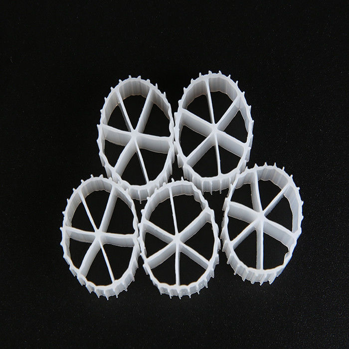 নিকাশী ব্যবস্থা MBBR ফিল্টার মিডিয়া 0.96 - 0.98g/Cm3 ঘনত্ব সাদা রঙের অ্যানেরোবিক ট্যাঙ্ক A/O প্রযুক্তি সহ