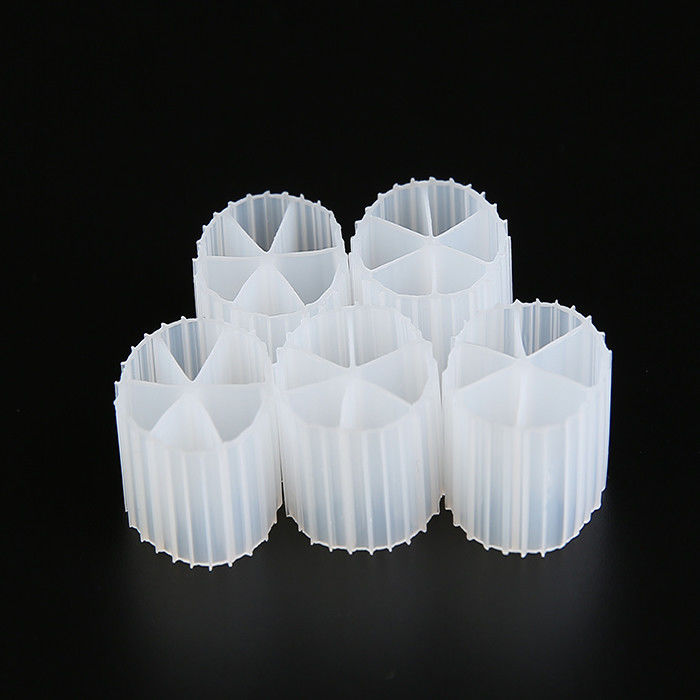 নিকাশী ব্যবস্থা MBBR ফিল্টার মিডিয়া 0.96 - 0.98g/Cm3 ঘনত্ব সাদা রঙের অ্যানেরোবিক ট্যাঙ্ক A/O প্রযুক্তি সহ