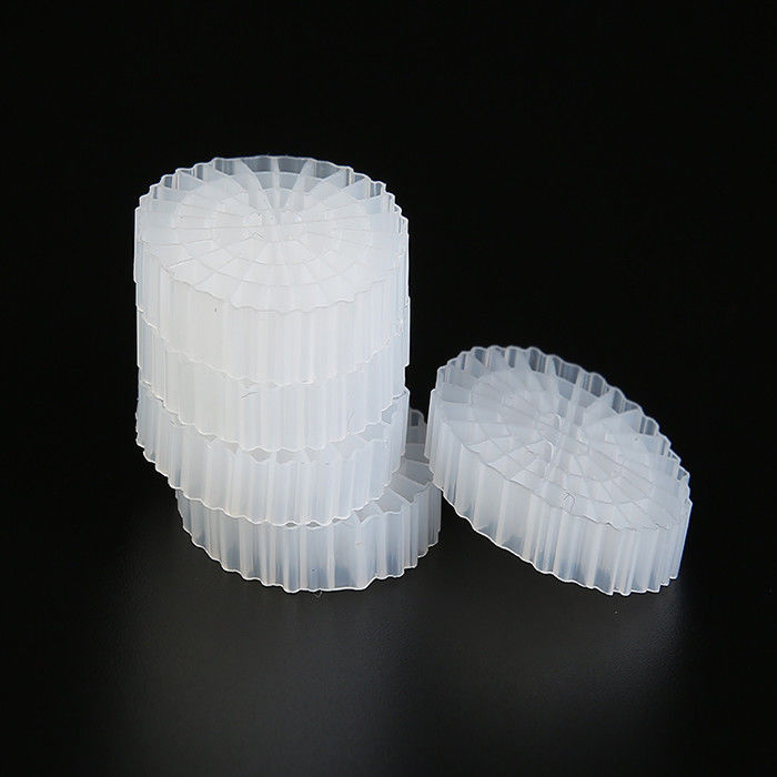 বর্জ্য জল চিকিত্সা ফ্লোটিং ফিল্টার মিডিয়া 64 গর্ত K5 বায়ো মিডিয়া ভার্জিন এইচডিপিই উপাদান সহ