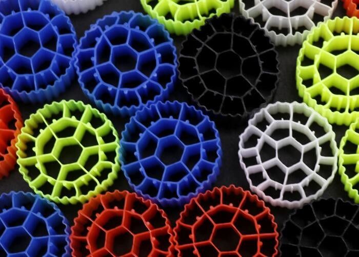 চীন কারখানা k1 kaldnes প্লাস্টিকের মাছ চাষ মিডিয়া জলজ চাষের জন্য ভাসমান জৈব বাহক RAS mbbr চুল্লি HDPE FDA SAFTY