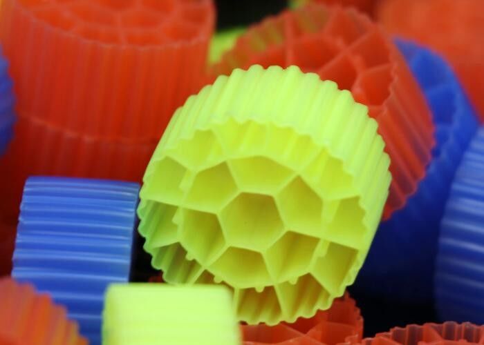 কালো ভার্জিন এইচডিপিই উপাদান এমবিবিআর প্লাস্টিক ফিল্টার মিডিয়া অ্যাকোয়ারিয়ামের জন্য 25mm X 12mm