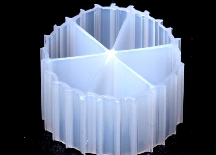 16 * 10 মিমি আকারের এমবিবিআর ফিল্টার মিডিয়া ভার্জিন এইচডিপিই উপাদান এবং দ্রুত ক্যারিয়ার বায়োফিল্ম গঠন সহ