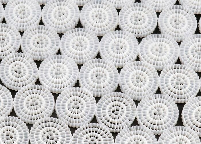 বায়ো ফিল্ম গ্রোথ ফাস্ট কে 1 মাইক্রো ফিল্টার মিডিয়া 25 * 10 মিমি যে কোনও রঙিন এইচডিপিই ক্যালডনেস