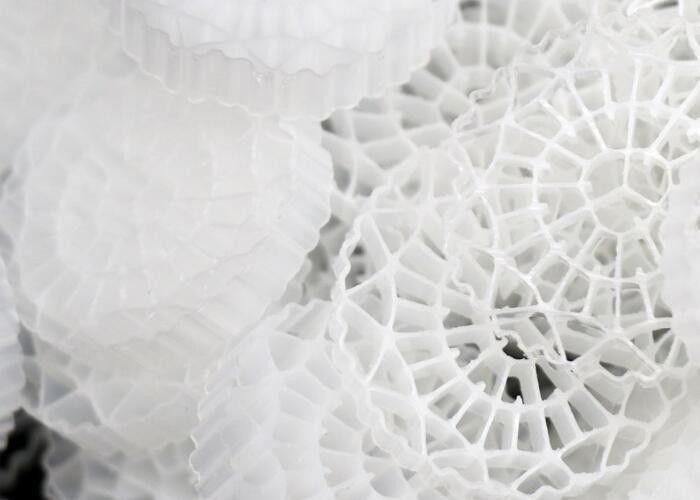 ইন্ডাস্ট্রিয়াল ওয়াটার ট্রিটমেন্ট বায়োসেল ফিল্টার মিডিয়া স্থল ভিত্তিক এমবিবিআর ভাসমান ক্যারিয়ার