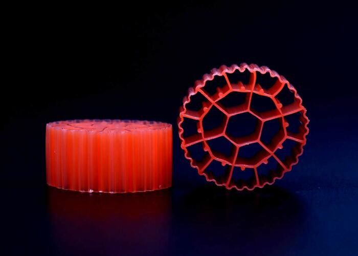 লাল রঙের মাছ পুকুর ফিল্টার মিডিয়া ভার্জিন এইচডিপিই উপাদান কে 3 প্লাস্টিক ফিল্টার মিডিয়া