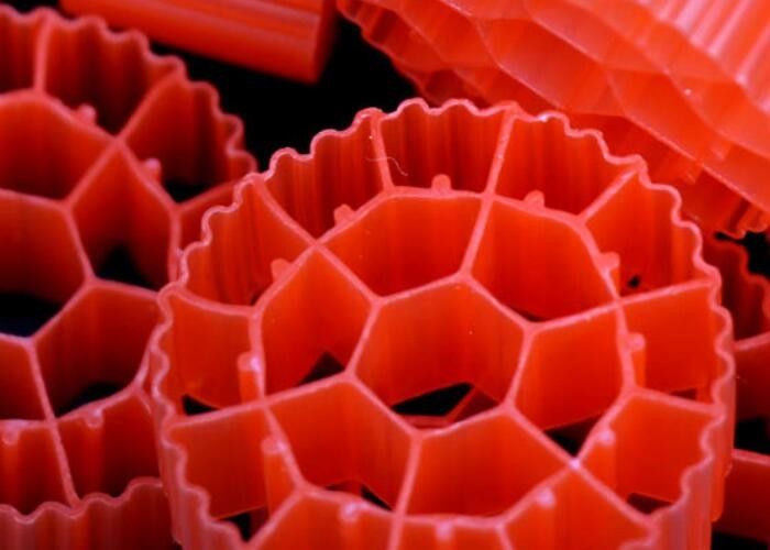 এমবিবিআর বায়ো ফিল্টার মিডিয়াস সাদা রঙ এবং খালি পানির জন্য ভার্জিন এইচডিপিই উপাদান সহ