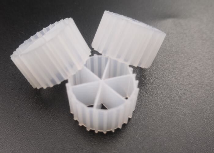 নিকাশী ব্যবস্থা MBBR ফিল্টার মিডিয়া 0.96 - 0.98g/Cm3 ঘনত্ব সাদা রঙের অ্যানেরোবিক ট্যাঙ্ক A/O প্রযুক্তি সহ