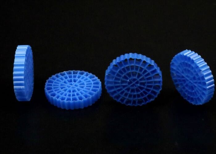 অ্যাকোয়ারিয়াম পুকুরের মাছ নীল রঙের এমবিবিআর ভাসমান বাহক বড় পৃষ্ঠতল >1200M2/M3 এসবিআর প্রযুক্তি 25 * 4 মিমি মিডিয়া