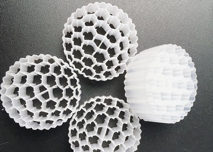 বায়বিক প্লাস্টিক এমবিবিআর কে 1 বায়ো ফিল্টার মিডিয়া নিকাশী চিকিত্সা 800m2 / এম 3 ভাসমান ক্যারিয়ার