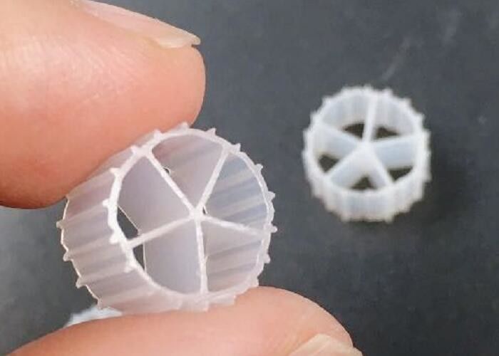 ইউভি প্রতিরোধী এইচডিপিই 10 * 7 মিমি এমবিবিআর বায়োবলস আইএফএএস প্রক্রিয়া 5 কক্ষ এফডিএ নিরাপদ উপাদান ভাসমান মিডিয়া সস্তা দাম