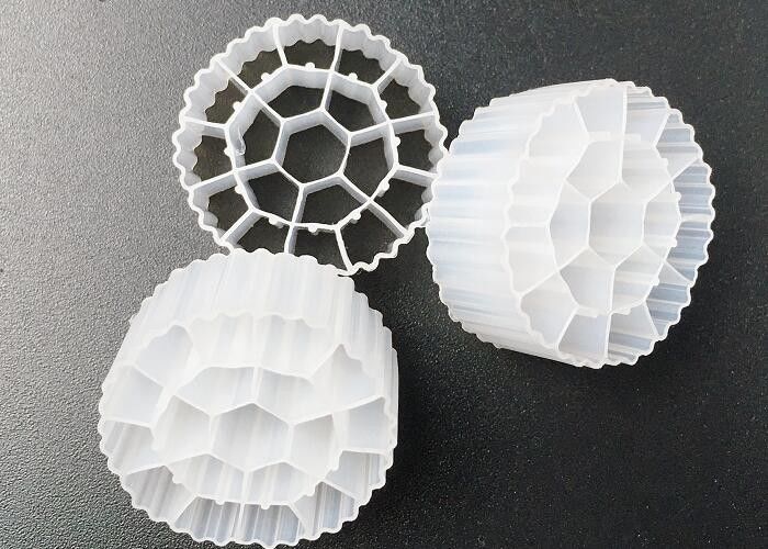 KOI ট্যাঙ্ক 19 কক্ষ এমবিবিআর বায়োফিল্ম ক্যারিয়ার এইচডিপিই উপাদান সাদা রঙ 25 * 12 মিমি মিডিয়া নিকাশী জল চিকিত্সা একটি / একটি প্রক্রিয়া