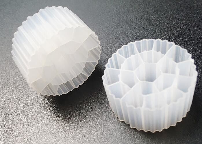 সাদা রঙ 25 * 12 মিমি Mbbr বায়ো মিডিয়া আইফাস প্রক্রিয়া বড কোড অপসারণ