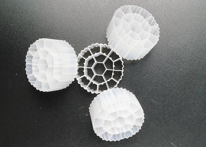 সাদা রঙ 25 * 12 মিমি Mbbr বায়ো মিডিয়া আইফাস প্রক্রিয়া বড কোড অপসারণ