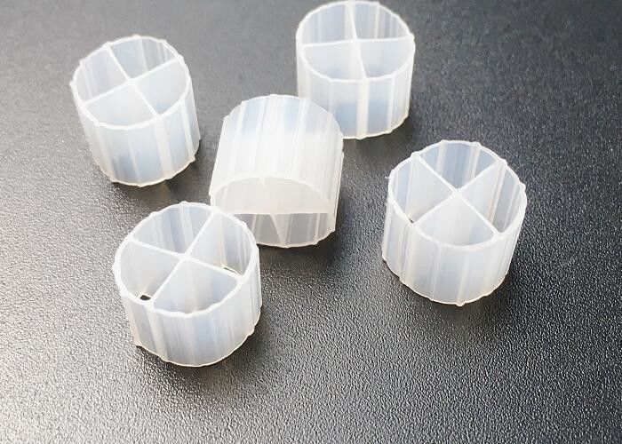 জলজ চাষ মাছের খামার এমবিবিআর বায়ো ফিল্টার মিডিয়া 12 * 9 মিমি এইচডিপিই হোয়াইট বায়োবলস এসবিআর প্রক্রিয়া