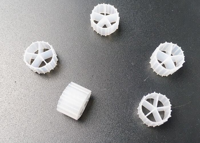 স্টক K1 এমবিবিআর ওয়াটার ট্রিটমেন্ট প্ল্যান্ট 10 * 7mm Biocell Mbbr ফিল্টার মিডিয়া