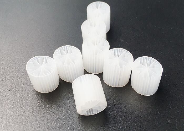 উচ্চ পৃষ্ঠতল এলাকা MBBR ফিল্টার মিডিয়া সাদা রঙ ভার্জিন এইচডিপিই উপাদান 15 * 15MM