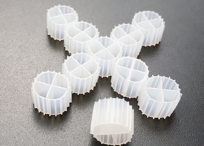 এমবিবিআর বায়োফিল্টার মিডিয়া বায়োচিপ 0.96 - 0.98g / Cm3 ঘনত্ব RAS জলাশয় জন্য FAB বায়ো মিডিয়া