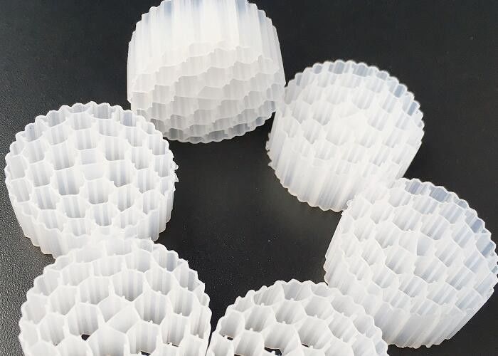 প্লাস্টিকের বায়ো এমবিবিআর ওয়াটার ট্রিটমেন্ট FAB / ট্রিপলিং ফিল্টার প্যাকিং ভাসমান মিডিয়া 25 * 12 মিমি