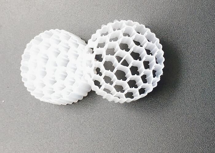 ড্রিপলিং বায়ো ফিল্টার সাদা রঙের এমবিবিআর বায়ো মিডিয়া ফ্যাব ক্যারিয়ার 25 * 10 এমএম 38 রুম নিকাশী