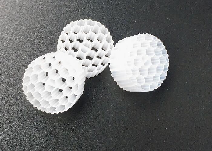 ড্রিপলিং বায়ো ফিল্টার সাদা রঙের এমবিবিআর বায়ো মিডিয়া ফ্যাব ক্যারিয়ার 25 * 10 এমএম 38 রুম নিকাশী