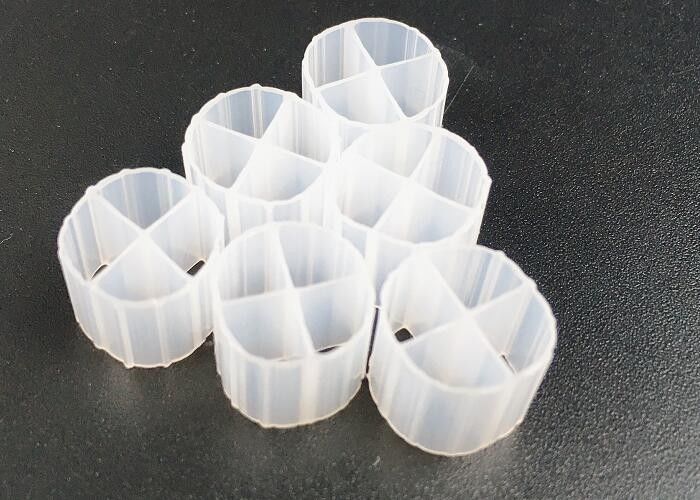 উচ্চ দক্ষতা সাদা রঙের প্লাস্টিক উপাদান ফিল্টার মিডিয়া বর্জ্য জল চিকিত্সার জন্য