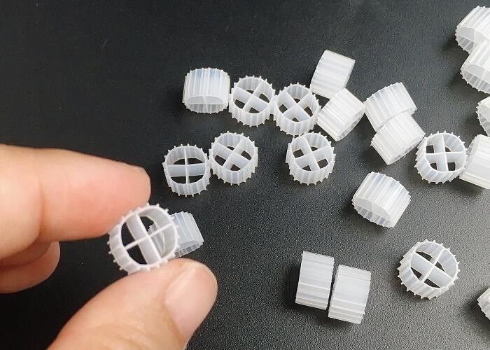 উচ্চ দক্ষতা বায়োফিল্ম ক্যারিয়ার এমবিবিআর ফিল্টার মিডিয়া 11 মিমি এক্স 7 মিমি আকার এবং সাদা রঙ