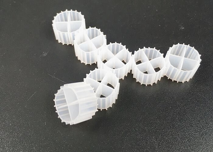 সাদা রঙের এমবিবিআর পুকুর বায়োসেল ফিল্টার মিডিয়া ভার্জিন এইচডিপিই উপাদান এবং আরএসের জন্য ভাসমান