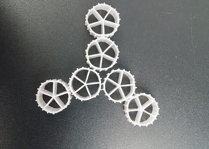 সাদা রঙের ভাসমান ফিল্টার মিডিয়া যা খালের জল চিকিত্সার জন্য ভার্জিন এইচডিপিই উপাদান