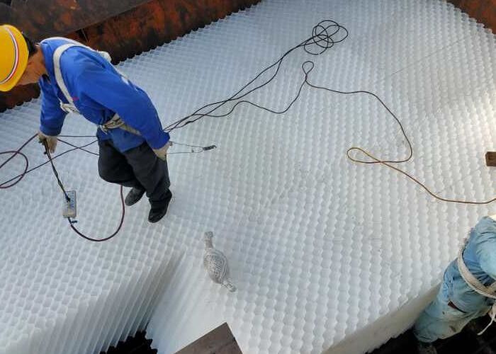 পিপি পিভিসি মধুচক্র টিউব সাফ মিডিয়া / ল্যামেলা মিডিয়া ওয়াটার ট্রিটমেন্টের জন্য সাদা রঙ