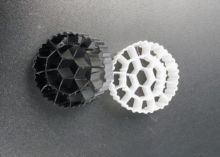 প্লাস্টিকের এমবিবিআর বায়ো মিডিয়া এইচডিপিই কে 3 অ্যাকোয়াপোনিক্স ফিল্টার মিডিয়া 500 মি 2 / মি 3 এফডিএ নিরাপদ উপাদান বায়োপাইপ বায়োসেল বল