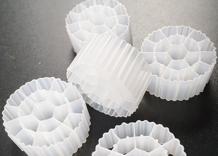 প্লাস্টিকের এমবিবিআর বায়ো মিডিয়া এইচডিপিই কে 3 অ্যাকোয়াপোনিক্স ফিল্টার মিডিয়া 500 মি 2 / মি 3 এফডিএ নিরাপদ উপাদান বায়োপাইপ বায়োসেল বল