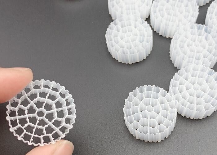 এমবিবিআর বায়ো বল নিকাশী চিকিত্সা প্লাস্টিক ফিল্টার মিডিয়া 25 * 10MM