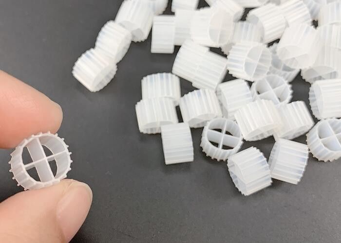 11 * 7 মিমি প্রাকৃতিক রঙ এবং কুমারী এইচডিপিই উপাদান এমবিবিআর বায়োফিল্ম ক্যারিয়ার প্রস্তুতকারক