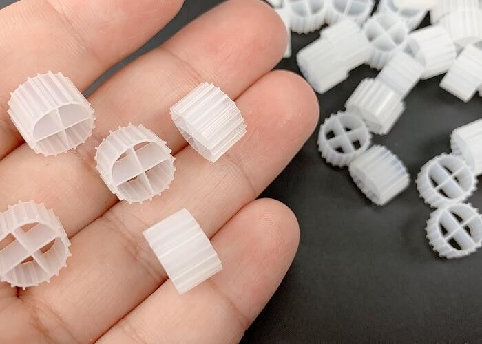 11*7 মিমি এমবিবিআর বায়ো ফিল্টার মিডিয়া কে 1 সাদা রঙ এবং কুমারী এইচডিপিই উপাদান সহ