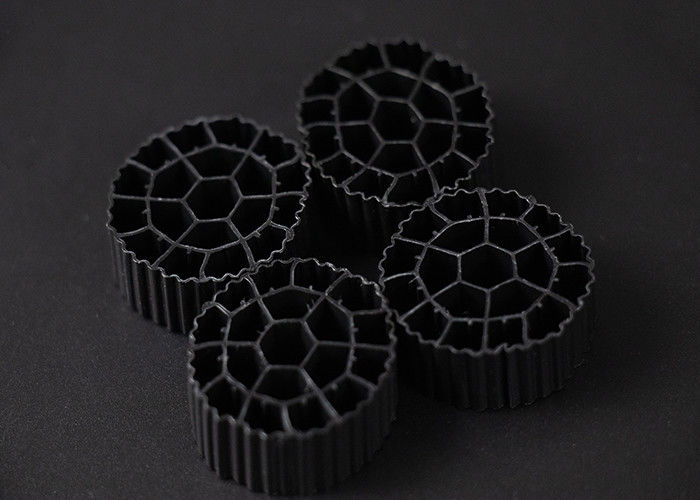 25mm X 10mm আকার প্লাস্টিক ফিল্টার মিডিয়া ভার্জিন এইচডিপিই উপাদান এমবিবিআর বায়ো বল
