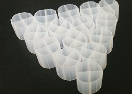 সাদা রঙের এমবিবিআর বায়ো ক্যারিয়ার মিডিয়া অ্যানেরোবিক ট্যাঙ্কের জন্য ভার্জিন এইচডিপিই উপাদান এবং 12 * 9 মিমি আকার সহ