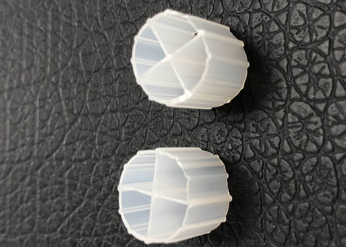 সাদা রঙের এমবিবিআর বায়ো ক্যারিয়ার মিডিয়া অ্যানেরোবিক ট্যাঙ্কের জন্য ভার্জিন এইচডিপিই উপাদান এবং 12 * 9 মিমি আকার সহ