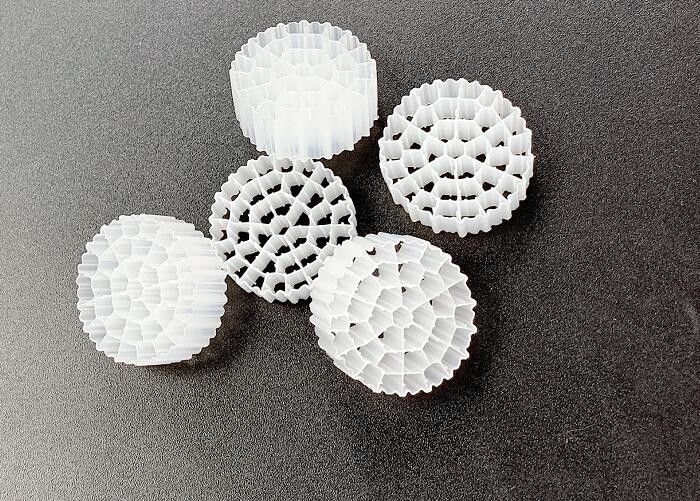 ভার্জিন এইচডিপিই আইএফএএস প্রযুক্তি এমবিবিআর ফ্লোটিং ফিল্টার মিডিয়া সাদা রঙ