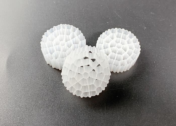 চলন্ত বিছানা বায়োফিল্ম রিঅ্যাক্টর ভাসমান কুল ক্যালডনেস ফিল্টার মিডিয়া 37 কক্ষ 800m2/m3